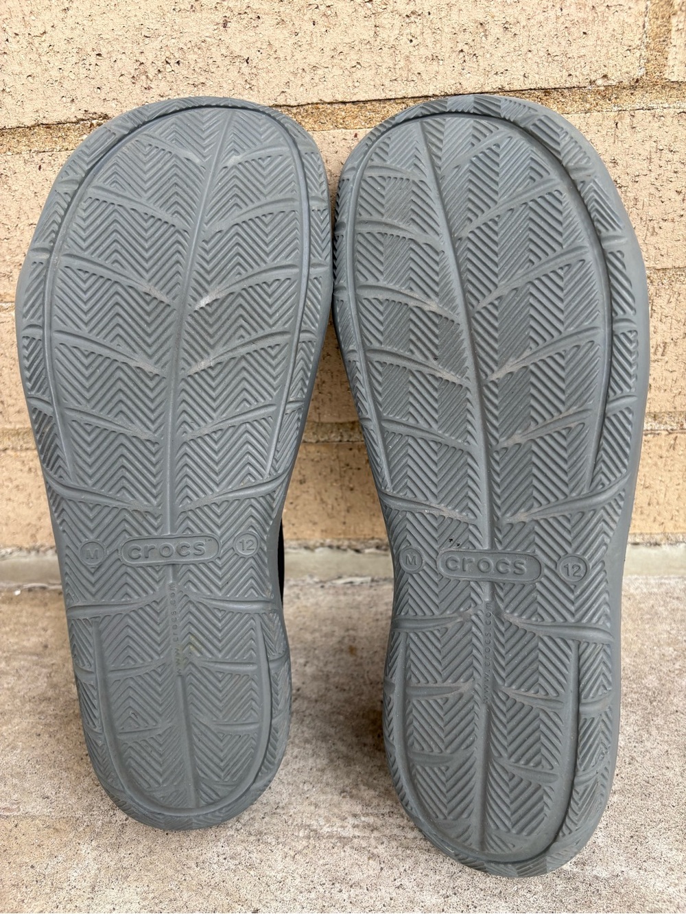 Crocs Men's Swiftwater Mesh Wave Slip On Sandals Black/Grey - Like New! Size 12 - Picture 7 of 8